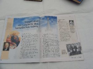 Eine aufgeschlagene Mormonen-Zeitschrift: Foto: Martin Borst